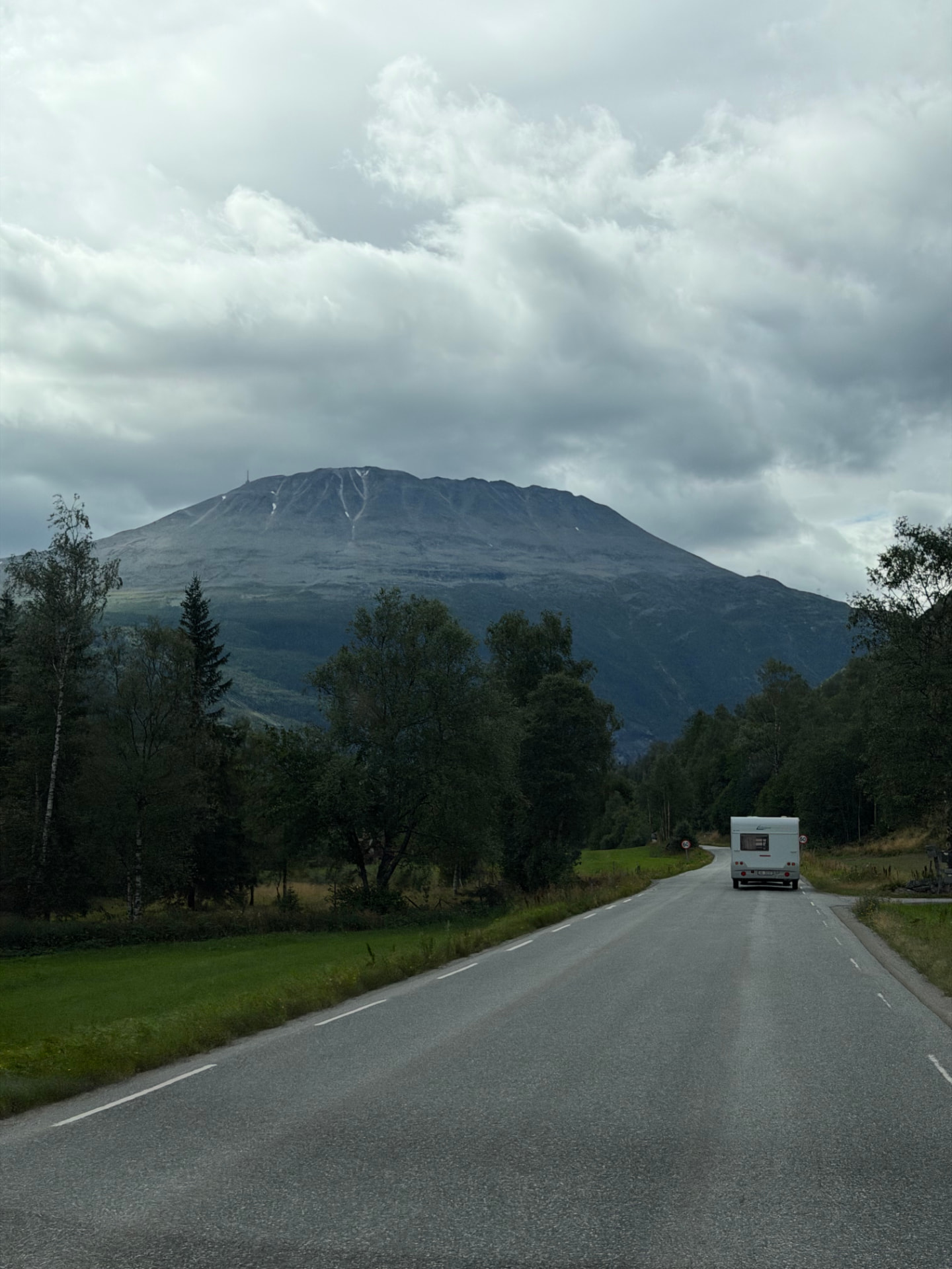 Vei mot fjell i norsk høyfjellsterreng